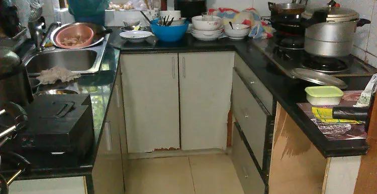 丈夫出差回家,瞧見一桌子的髒碗筷,罵妻子懶,第二天進廚房淚目