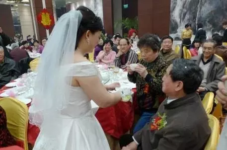 婚禮上婆婆給紅包讓俺改口,俺當場打開紅包,摔在老公臉上