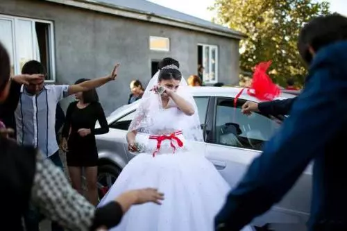 婚禮上婆婆給紅包讓俺改口,俺當場打開紅包,摔在老公臉上