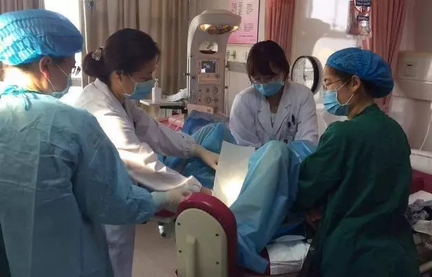 兒媳坐月子,婆婆還逼著做家務,丈夫裝看不見,第二天悲劇