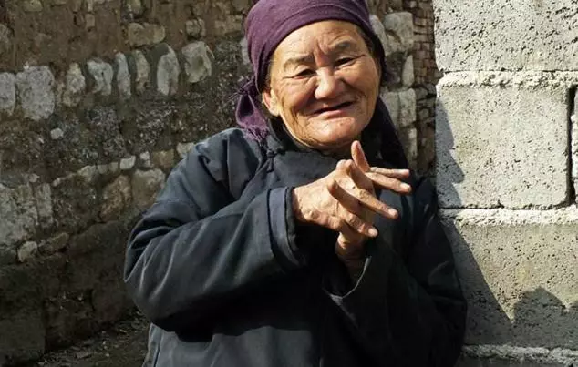 俺過壽,大女婿空手來,二女婿包厚紅包,打開紅包俺氣得吐血