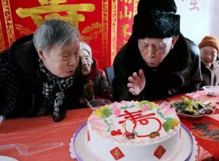 俺過壽,大女婿空手來,二女婿包厚紅包,打開紅包俺氣得吐血