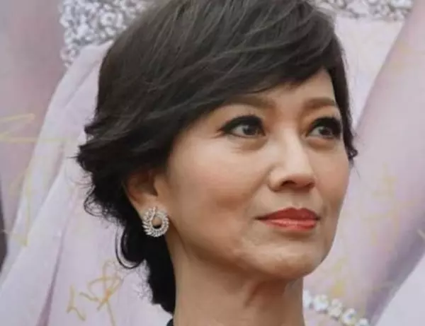 64歲趙雅芝素顏照曝光,似披著一張「假皮」網友: 白娘子怎麼了?