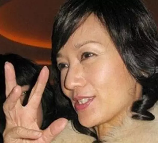 64歲趙雅芝素顏照曝光,似披著一張「假皮」網友: 白娘子怎麼了?