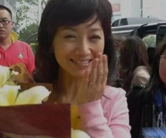 64歲趙雅芝素顏照曝光,似披著一張「假皮」網友: 白娘子怎麼了?