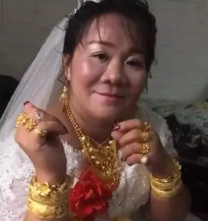 「富婆新娘」結婚一夜走紅,瞧到新郎時,看來可以少奮鬥30年了