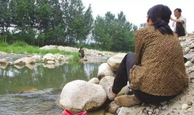 姐弟不幸溺水,父親捨近求遠救姐姐,村民指責他十年,臨終道出真相惹鼻酸
