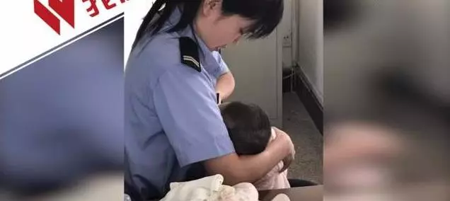 女嬰法庭大哭,女警「挺胸而出」喂母乳,人間大愛!