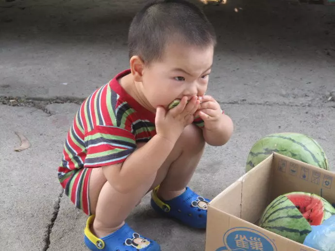 男子擺攤賣西瓜,半天沒賣一個,六歲兒子一句話,西瓜遭哄搶