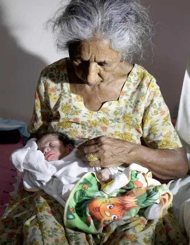 72歲阿嬤生子成全球最高齡產婦,小兒子正面照曝光,網友驚奇:還以為假的