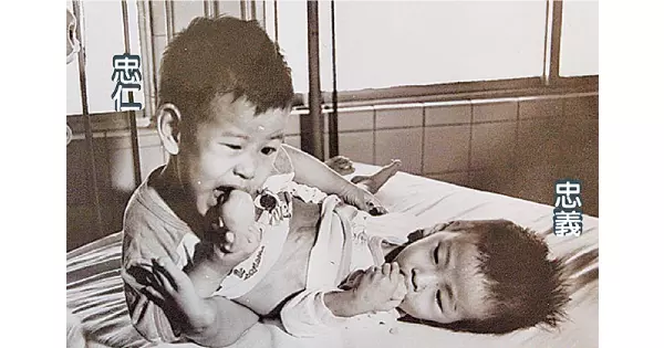 回想當時轟動全台「開刀12小時」的連體嬰,他陪妻子「生雙胞胎...」忍不住大哭...