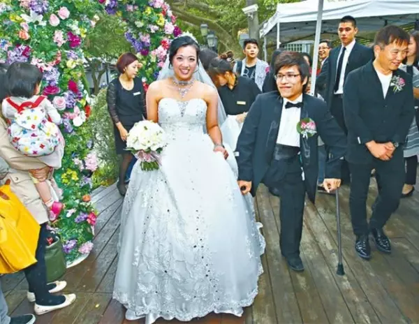 回想當時轟動全台「開刀12小時」的連體嬰,他陪妻子「生雙胞胎...」忍不住大哭...