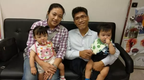 回想當時轟動全台「開刀12小時」的連體嬰,他陪妻子「生雙胞胎...」忍不住大哭...