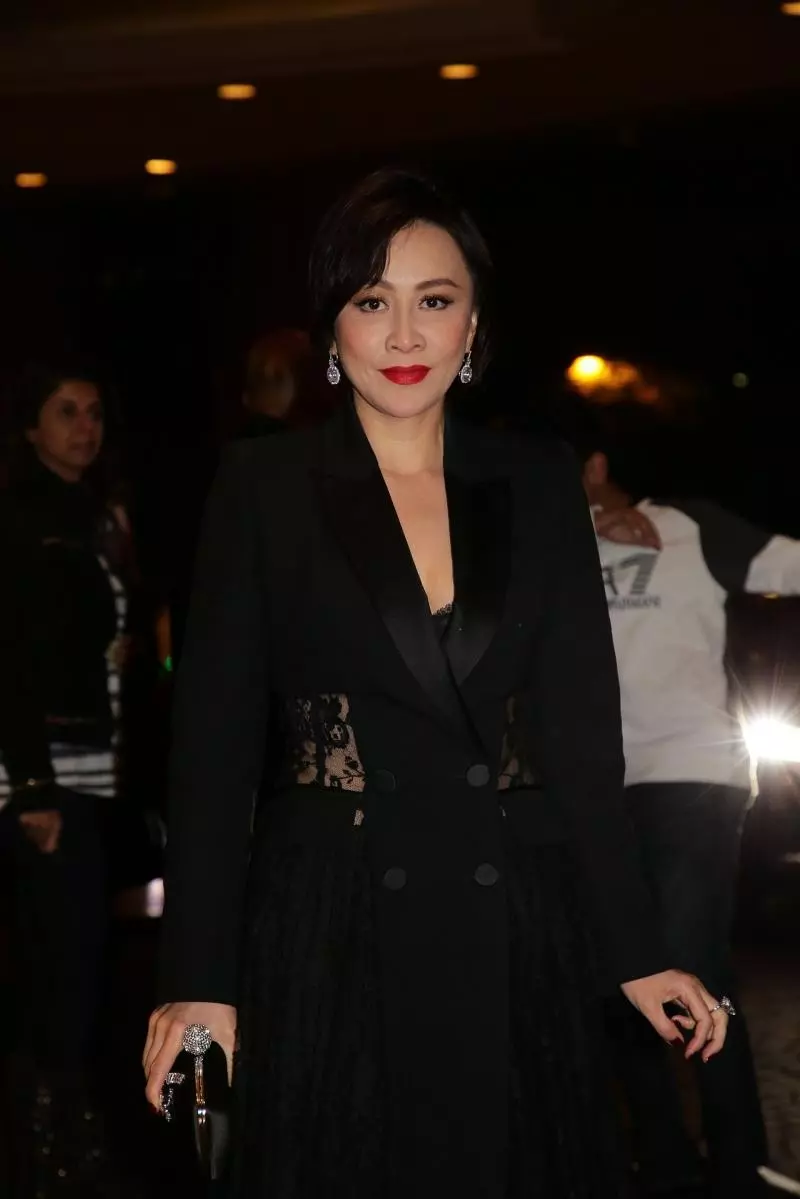 一人頂半個演藝圈!村姑超強仿妝震撼網友,劉嘉玲也驚呼:妝化得比我好!