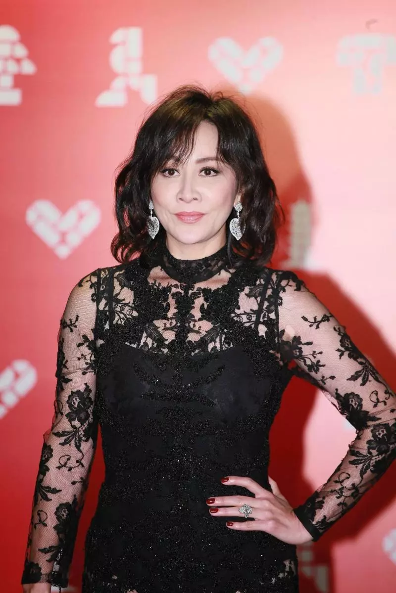 一人頂半個演藝圈!村姑超強仿妝震撼網友,劉嘉玲也驚呼:妝化得比我好!