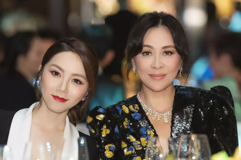 一人頂半個演藝圈!村姑超強仿妝震撼網友,劉嘉玲也驚呼:妝化得比我好!