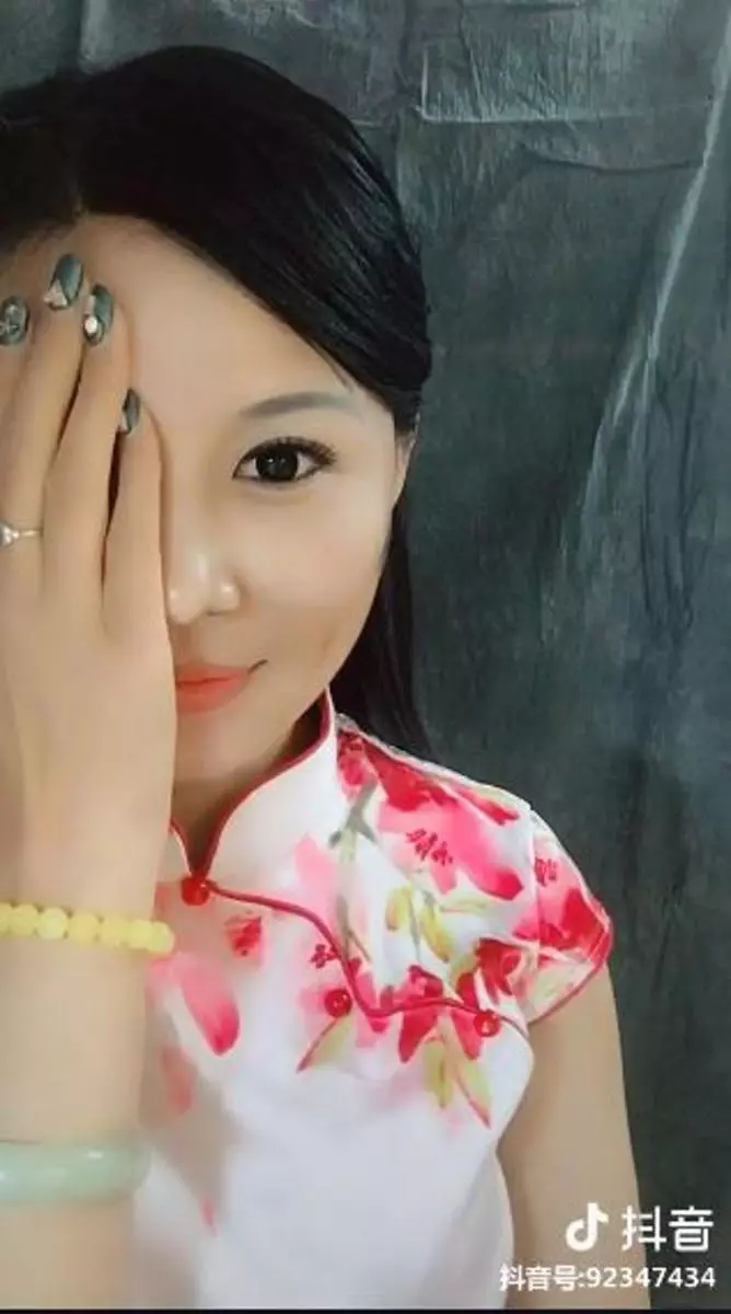 一人頂半個演藝圈!村姑超強仿妝震撼網友,劉嘉玲也驚呼:妝化得比我好!