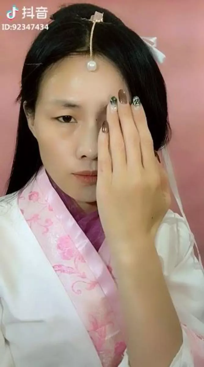 一人頂半個演藝圈!村姑超強仿妝震撼網友,劉嘉玲也驚呼:妝化得比我好!
