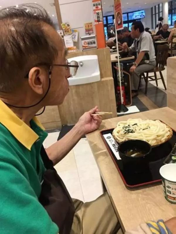 爸爸10多年來穿著的那件「縫縫補補」的Polo衫,得知「背後洋蔥後」女兒崩潰大哭!