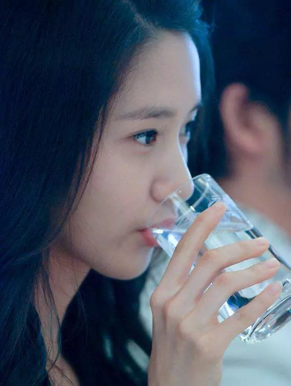 女明星「喝水」美貌醜態百百款!范冰冰喝水被批「吸奶瓶」而劉亦菲「喝水」永遠最美!