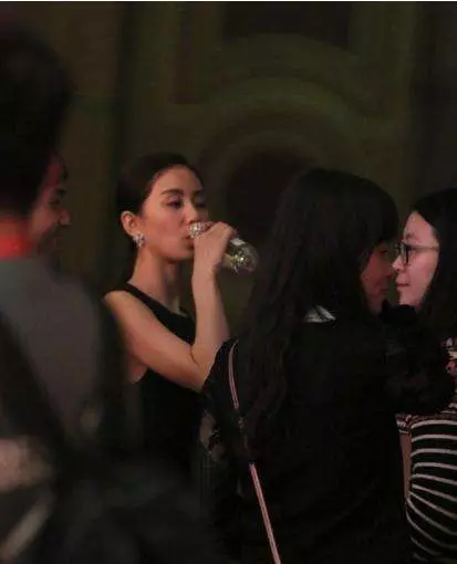 女明星「喝水」美貌醜態百百款!范冰冰喝水被批「吸奶瓶」而劉亦菲「喝水」永遠最美!