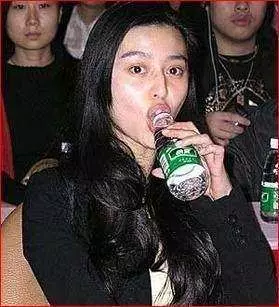 女明星「喝水」美貌醜態百百款!范冰冰喝水被批「吸奶瓶」而劉亦菲「喝水」永遠最美!