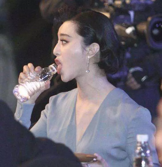 女明星「喝水」美貌醜態百百款!范冰冰喝水被批「吸奶瓶」而劉亦菲「喝水」永遠最美!