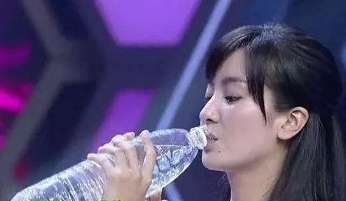 女明星「喝水」美貌醜態百百款!范冰冰喝水被批「吸奶瓶」而劉亦菲「喝水」永遠最美!