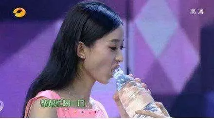 女明星「喝水」美貌醜態百百款!范冰冰喝水被批「吸奶瓶」而劉亦菲「喝水」永遠最美!