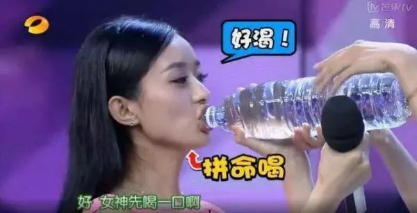 女明星「喝水」美貌醜態百百款!范冰冰喝水被批「吸奶瓶」而劉亦菲「喝水」永遠最美!