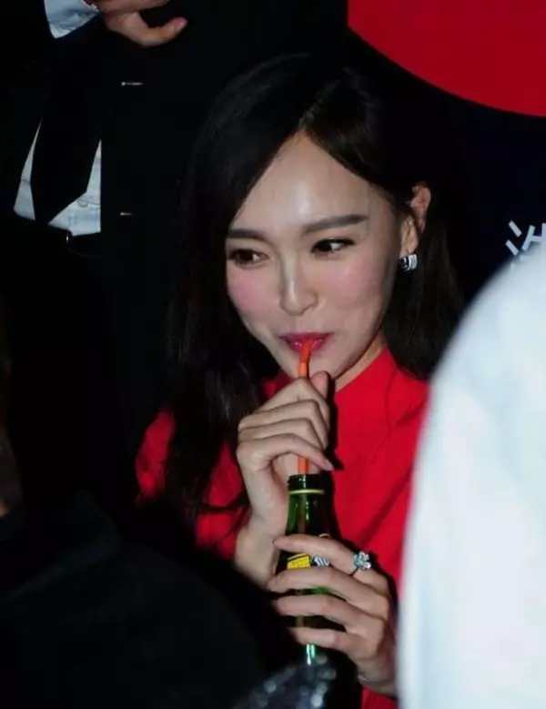 女明星「喝水」美貌醜態百百款!范冰冰喝水被批「吸奶瓶」而劉亦菲「喝水」永遠最美!