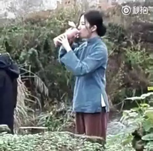 女明星「喝水」美貌醜態百百款!范冰冰喝水被批「吸奶瓶」而劉亦菲「喝水」永遠最美!
