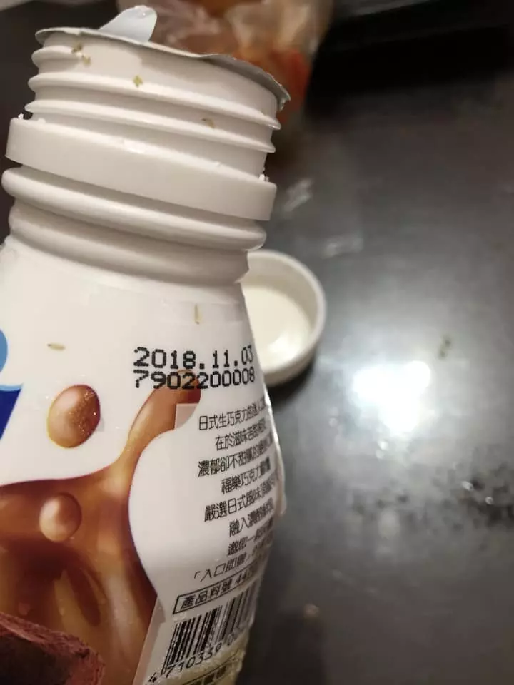 開心買巧克力牛奶正要喝 打開瓶蓋發現超多「蠕動小點點」...她手抖:我封膜還沒拆