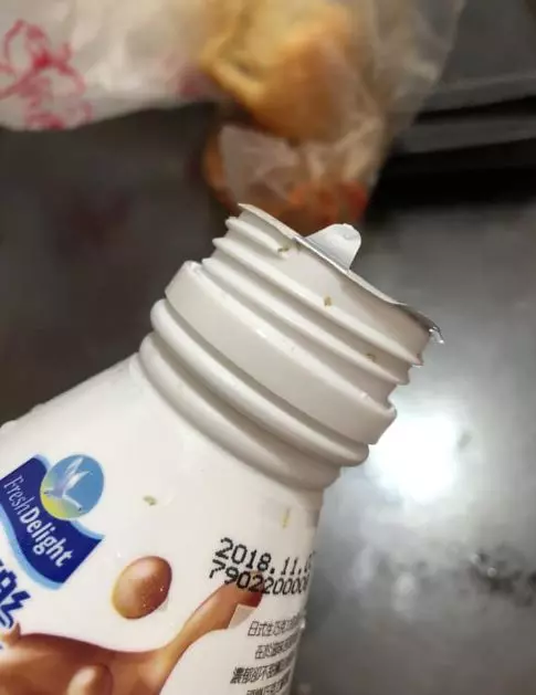 開心買巧克力牛奶正要喝 打開瓶蓋發現超多「蠕動小點點」...她手抖:我封膜還沒拆