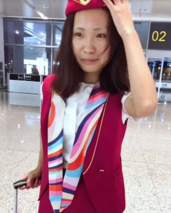 空姐素顏趕上班「醜到同事認不出來」!秒衝廁所完妝眾人驚:剛以為是媽媽來代班