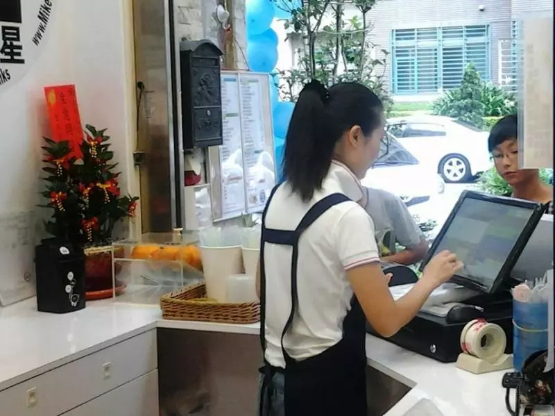 台大生賣飲料把妹!單戀半年驚見陽光男孩 他心碎滿地:還是回去煮珍珠好了