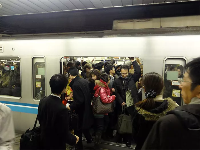 看完心好累...20張完全不顧別人感受的「自私行為」 開車滑手機超可惡!