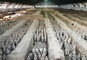 兵馬俑精細到像活人!專家曝光肉身泥塑「千人千面燒製法」 乾泥碰掉露出胸骨也太毛...