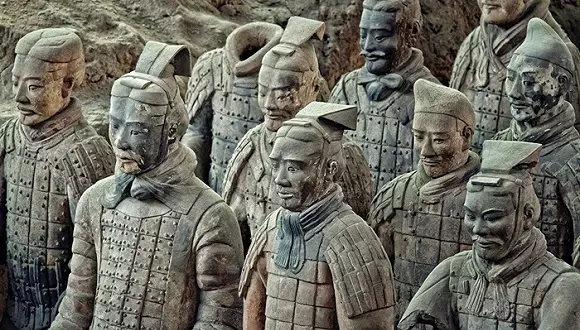 兵馬俑精細到像活人!專家曝光肉身泥塑「千人千面燒製法」 乾泥碰掉露出胸骨也太毛...