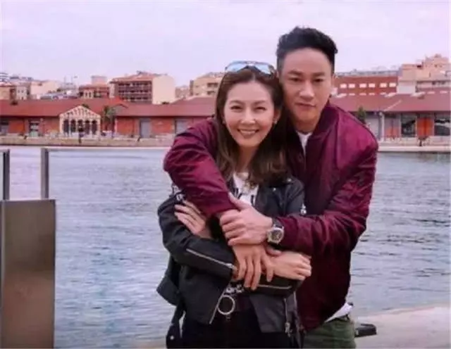 難怪何潤東從來不曬自己妻子,看到妻子近照後,網友:我也不想
