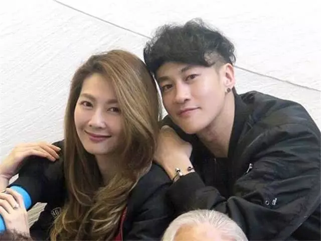 難怪何潤東從來不曬自己妻子,看到妻子近照後,網友:我也不想