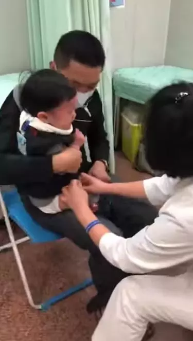 小小年紀超有禮貌!1歲底迪打疫苗爆哭 哭到一半「突然轉頭看護士」一開口網讚爆:爸媽教得好