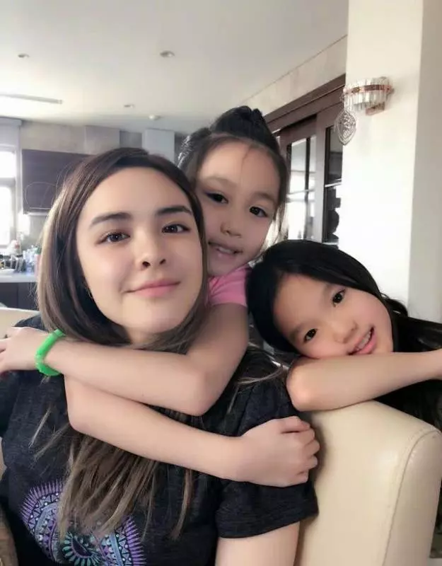 鍾麗緹混血大女兒21歲生日曬自拍,形象和氣質與媽媽越來越像