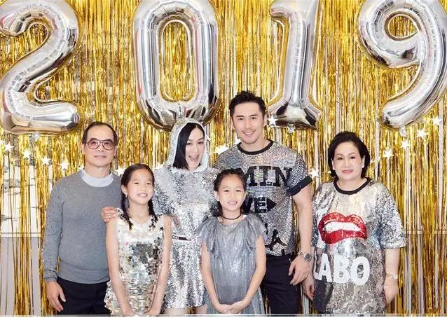 鍾麗緹混血大女兒21歲生日曬自拍,形象和氣質與媽媽越來越像