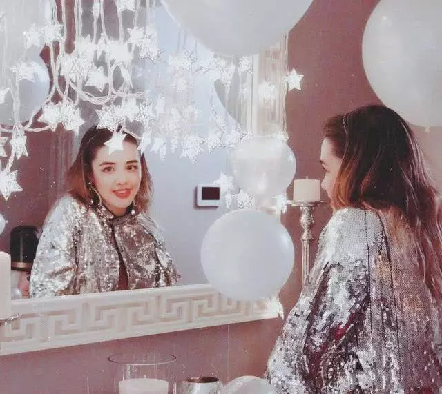 鍾麗緹混血大女兒21歲生日曬自拍,形象和氣質與媽媽越來越像