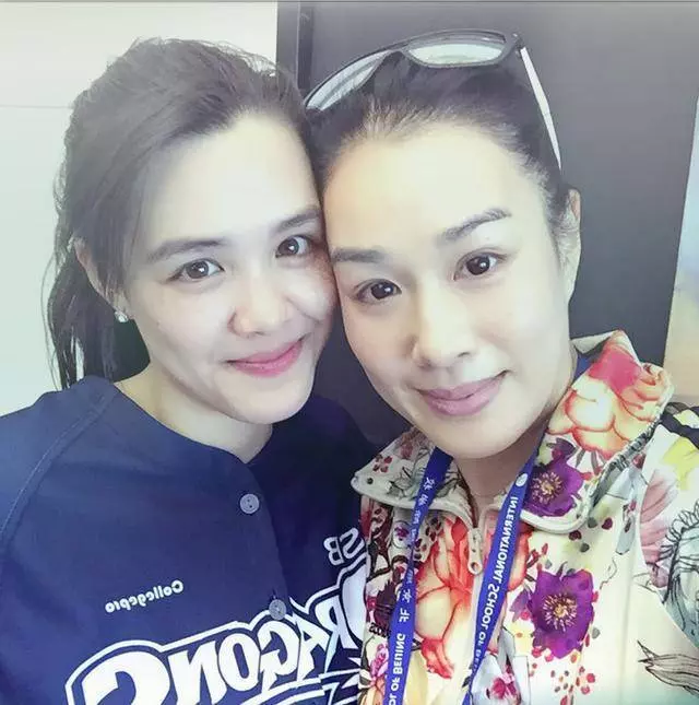鍾麗緹混血大女兒21歲生日曬自拍,形象和氣質與媽媽越來越像