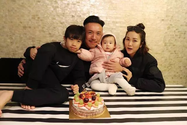 Cute到想咬一口!張繼聰大曬一家四口全家福,2歲女兒比V勁可愛,網友:樣子似足爸爸