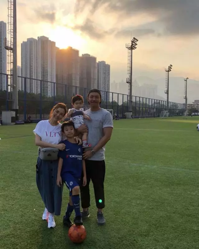 Cute到想咬一口!張繼聰大曬一家四口全家福,2歲女兒比V勁可愛,網友:樣子似足爸爸