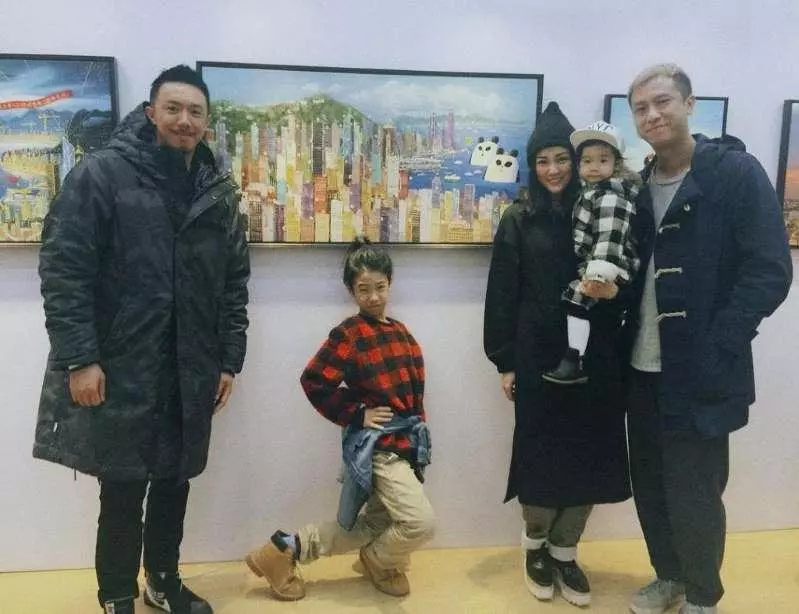 Cute到想咬一口!張繼聰大曬一家四口全家福,2歲女兒比V勁可愛,網友:樣子似足爸爸