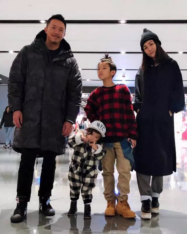 Cute到想咬一口!張繼聰大曬一家四口全家福,2歲女兒比V勁可愛,網友:樣子似足爸爸